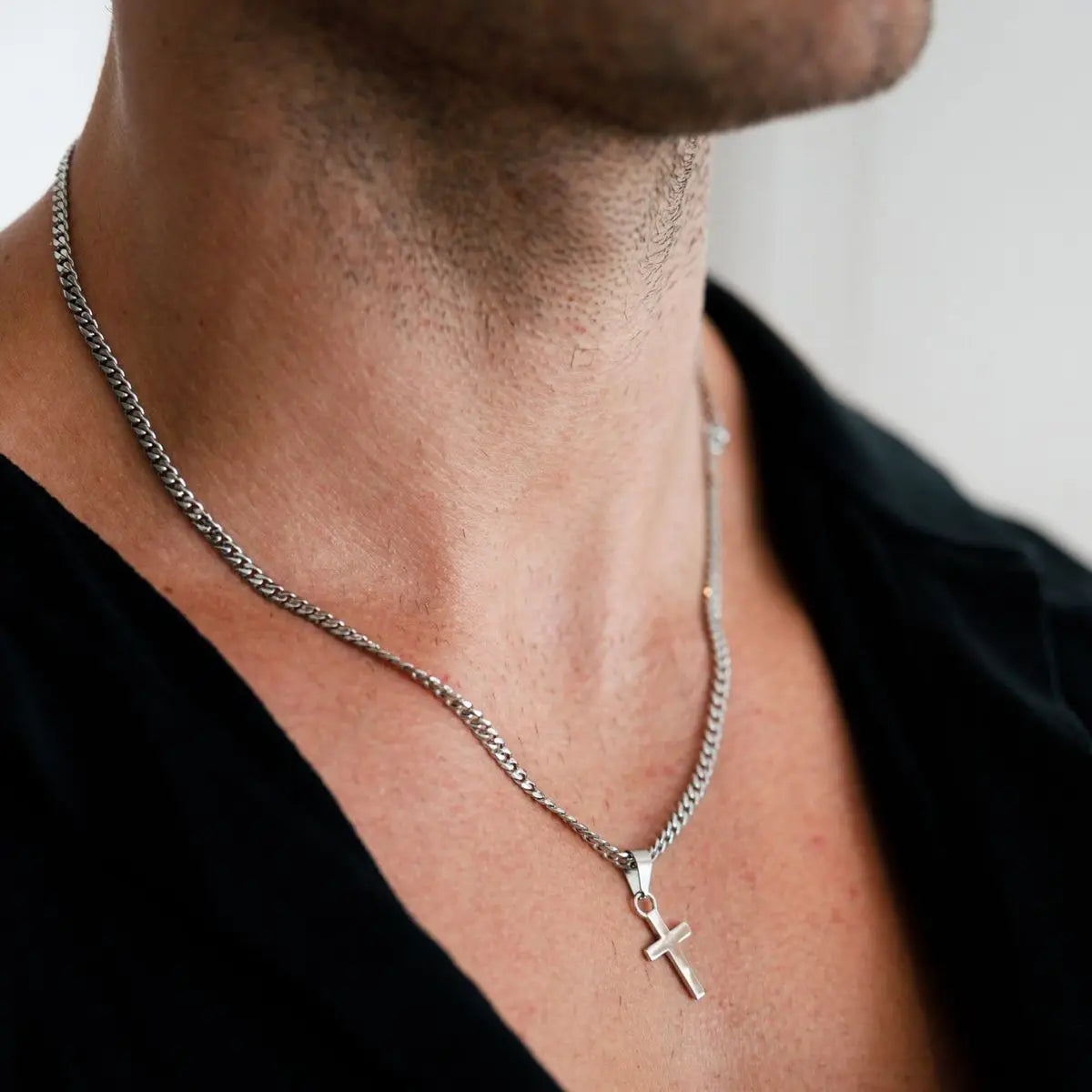Colar com Pendente em Cruz